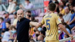 GRAF9478. BARCELONA, 26/09/2021.- El entrenador del Levante UD, Paco L&oacute;pez (i) saluda al centrocampista serbio Nemanja Radoja (d), durante el partido correspondiente a la s&eacute;ptima jornada de LaLiga Santander de Primera Divisi&oacute;n disputa