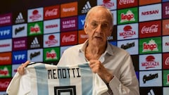 (FILES) Argentine football coach Cesar Luis Menotti, director of national teams, speaks during a press conference in Buenos Aires, on January 25, 2019. Argentine former football player Cesar Menotti, Argentina's 1978 World Cup winning coach, died at 85, announced the Argentine Football Association on May 5, 2024. (Photo by RONALDO SCHEMIDT / AFP)