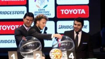 GOLEADORES. Diego Forlán y José Saturnino Cardozo estuvieron presentes en el sorteo en Aunción, Paraguay.