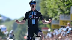 Kuesnacht (Switzerland), 13/06/2022.- Norway's rider Andreas Leknessund of Team DSM celebrates winning the 85th Tour de Suisse UCI ProTour cycling race second stage, over 198km from Kuesnacht to Aesch, Switzerland, 13 June 2022. (Ciclismo, Noruega, Suiza) EFE/EPA/GIAN EHRENZELLER
