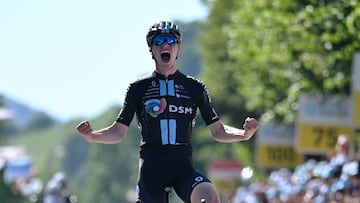 Kuesnacht (Switzerland), 13/06/2022.- Norway's rider Andreas Leknessund of Team DSM celebrates winning the 85th Tour de Suisse UCI ProTour cycling race second stage, over 198km from Kuesnacht to Aesch, Switzerland, 13 June 2022. (Ciclismo, Noruega, Suiza) EFE/EPA/GIAN EHRENZELLER
