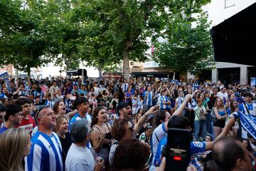 Los seguidores del Leganés celebran el ascenso en la Plaza de España.