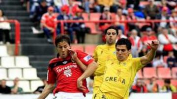 <b>LUCHA. </b>Eloy Gila, que marcó, lucha con Sales por llevarse el balón.