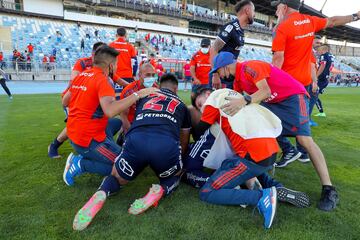 Futbol, Universidad de Chile vs Union La Calera.
Fecha 34, campeonato Nacional 2021.
Los jugadores de Universidad de Chile celebran el triunfo contra Union La Calera al final del partido por primera divisiÃ³n realizado en el estadio El Teniente.
Rancagua, Chile.
05/12/2021
Jose Alvujar/Photosport

Football, Universidad de Chile vs Union La Calera.
34rd date, 2021 National Championship.
Universidad de Chileâs players celebrate their victory against Union La Calera after the end football match for first division at El Teniente  stadium in Rancagua, Chile.
05/12/2021
Jose Alvujar/Photosport