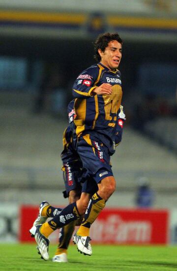 Debutó con Pumas el 27 de julio de 2008.