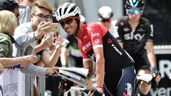 Alberto Contador se fotograf&iacute;a con los fans antes de la salida de la quinta etapa del Dauphin&eacute;.