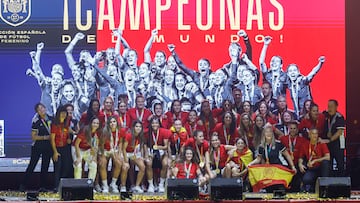 La selección española femenina de fútbol, nueva campeona del Mundo, durante la celebración con la afición este lunes en la explanada Puente del Rey, en Madrid Río.