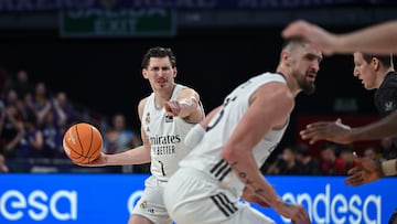 avid Kramer (i), del Real Madrid, durante el partido de Liga ACB disputado este domingo en el Palacio de los Deportes de Madrid.