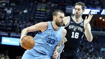 -FOTODELDIA- AME5751. MEMPHIS (ESTADOS UNIDOS), 09/01/2019.- Marc Gasol (i) de los Grizzlies en acci&oacute;n ante Pau Gasol (d) de los Spurs hoy, durante un partido de baloncesto de la NBA entre Memphis Grizzlies y San Antonio Spurs, en el FedEx Forum de Memphis, Tennessee (EE.UU.). EFE/ Karen Pulfer Focht