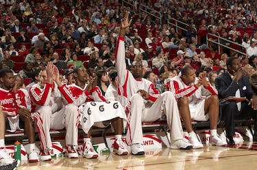 Hablar de Mutombo es hablar de uno de los mejores defensores de la historia de la liga. Constancia de ellos son sus 4 títulos al defensor del año de la competición, así como sus 7 participaciones en los mejores quintetos defensivos de la liga. Tras 18 temporadas, en la primera ronda de los Playoffs del año 2009, Mutombo saltaría a la cancha por última vez en el segundo partido de la serie ante los Portland Trail Blazers. En una acción del encuentro sufrió un choque contra el interior de los Blazers, Greg Oden, provocándole una grave lesión en su ya maltrecha rodilla, y sellando así la carrera de uno de los mejores taponadores de la historia del baloncesto.