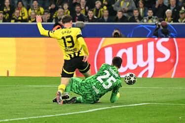 Pascal Gross es derribado por Wojciech Szczesny dentro del área y el árbitro, el colegiado italiano Maurizio Mariani, señaló la pena máxima, pero su asistente señaló fuera de juego previo.