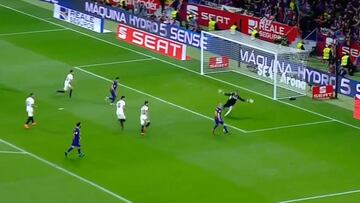 Ya es historia de las finales: el destrozo en forma de croqueta de Iniesta a Soria en el 4-0