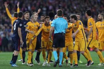 El 13 de abril de 2016 se jugó el partido de vuelta de los cuartos de final de la Champions League en el Calderón. El partido de ida acabó 2-1 para el Barcelona. En Madrid, el Atlético ganó con dos goles de Griezmann, el Atlético pasó a las semifinales de la Champions. En la imagen, los jugadores del Barcelona protestan al árbitro, Nicola Rizzoli.