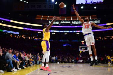 Triple de Dorian Finney-Smith de Los ANgeles Lakers ante Mikal Bridges de los New York Knicks.