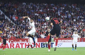 El jugador del Atlético de Madrid, Diego Costa, marca el gol anulado por fuera de juego de Correa previo al centro. 
