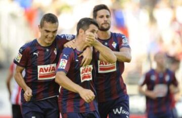 Saúl Berjón celebra con sus compañeros el primer gol del partido.