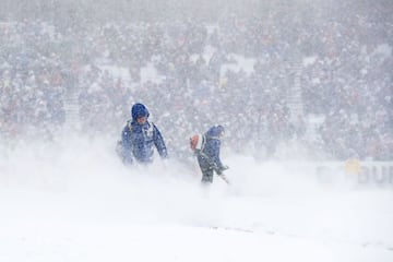 El New Era Field de Buffalo se pintó de blanco con la espectacular nevada que cayó en el juego entre los Indianapolis Colts y los Buffalo Bills. El juego terminó 13-7 en favor de los Bills. La temperatura estaba en -2 grados centígrados con vientos de 29 kilómetros por hora.