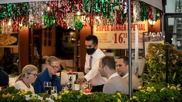 FILE PHOTO: People enjoy outdoor dining amid the coronavirus disease (COVID-19) outbreak in Manhattan, New York City, U.S., September 14, 2020. REUTERS/Jeenah Moon/File Photo