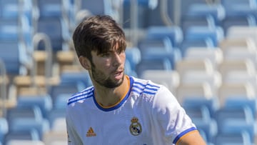 Los dos hijos menores de Zizou siguen en La Fábrica (los mayores ya volaron: Enzo al Rodez y Luca al Rayo). El mayor, en todos los sentidos (1,93 m.) es Theo (19 años). Discípulo de Raúl en el Castilla, aunque apenas juega este curso, es mediapunta. Elyaz (16 años), en el Juvenil C, ha salido... lateral izquierdo. Los dos actúan con las inferiores de Francia.