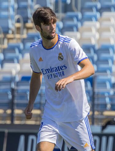 Los dos hijos menores de Zizou siguen en La Fábrica (los mayores ya volaron: Enzo al Rodez y Luca al Rayo). El mayor, en todos los sentidos (1,93 m.) es Theo (19 años). Discípulo de Raúl en el Castilla, aunque apenas juega este curso, es mediapunta. Elyaz (16 años), en el Juvenil C, ha salido... lateral izquierdo. Los dos actúan con las inferiores de Francia.