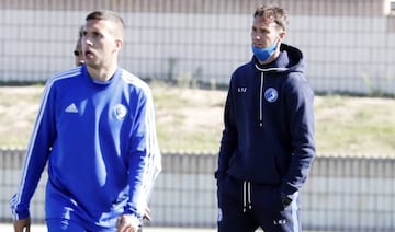 Iván Helguera observa el entrenamiento de su equipo, Las Rozas CF.