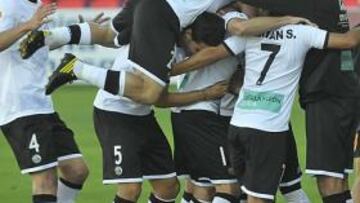 <b>ALEGRÍA. </b>Los jugadores del Salamanca hacen una piña para celebrar el gol conseguido por Perico.