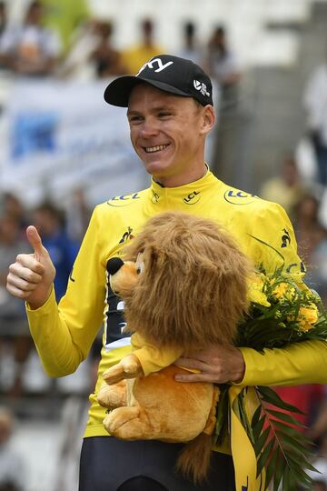 Christopher Froome celebrando con el maillot amarillo.