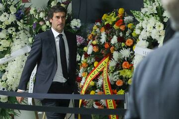 El exfutbolista y entrenador del Castilla Ra¨²l Gonz¨¢lez, a su llegada a la capilla ardiente.