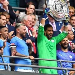 La notable marca que Claudio Bravo le igualó a Arturo Vidal