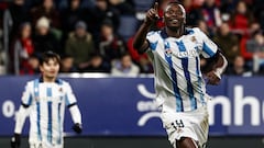 PAMPLONA (NAVARRA), 02/12/2023.- El delantero nigeriano de la Real Sociedad Umar Sadiq (d) celebra su gol durante el partido correspondiente a la jornada 15 de LaLiga que disputan Osasuna y Real Sociedad este sábado en el estadio de El Sadar (Pamplona). EFE/ Jesus Diges
