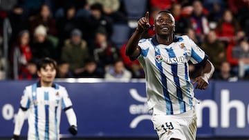 PAMPLONA (NAVARRA), 02/12/2023.- El delantero nigeriano de la Real Sociedad Umar Sadiq (d) celebra su gol durante el partido correspondiente a la jornada 15 de LaLiga que disputan Osasuna y Real Sociedad este sábado en el estadio de El Sadar (Pamplona). EFE/ Jesus Diges
