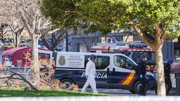 Un vehículo y agentes de la Policía Científica se dirigen a entrar en el edificio tras el incendio de ayer, 22 de febrero, en el que han muerto cuatro personas, en el barrio de Campanar, a 23 de febrero de 2024, en Valencia, Comunidad Valenciana (España). Un incendio de grandes dimensiones arrasó ayer un edificio de 14 plantas en el barrio valenciano de Campanar. El fuego, originado en el cuarto piso del inmueble, ha generado una gran columna de llamas y una densa humareda que ha afectado a varias plantas del edificio. De momento, hay cuatro personas fallecidas y 19 desaparecidos que los bomberos continúan buscando. En el edificio, de 138 viviendas, residían unas 450 personas. El Ayuntamiento ha decretado tres días de luto y se han suspendido los actos falleros para este fin de semana.
23 FEBRERO 2024;INCENDIO;VALENCIA;EDIFICIO;CAMPANAR;VALENCIA;FALLECIDOS;FUEGO
Jorge Gil / Europa Press
23/02/2024