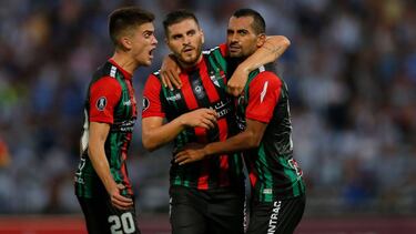 Chile's Palestino midfielder Cesar Cortes (R) celebrates with teammates his goal against Argentina's Talleres de Cordoba during a Copa Libertadores football match at Mario Alberto Kempes Stadium in Cordoba, Argentina, on February 20, 2019. (Photo by DIEGO LIMA / AFP)