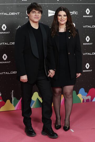 La cantante italiana Laura Pausini con su pareja, el productor musical y guitarrista, Paolo Carta.