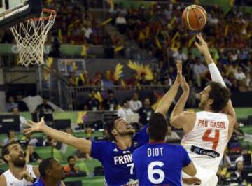 Pau Gasol (R)con Joffrey Lauvergne.