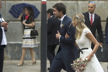 El jugador de baloncesto del Real Madrid Sergio Llull y su novia Almudena Cánovas han pronunciado hoy el "sí quiero" en una ceremonia religiosa celebrada en la iglesia de Santa María de Mahón, en el centro histórico de la ciudad de Mahón. 