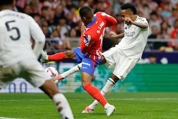 1-0. Falta ensayada. Vinicius la pone al segundo palo, Militao baja el balón, dispara de volea con la derecha,  desvía Marco Llorente y termina superando a Jan Oblak.