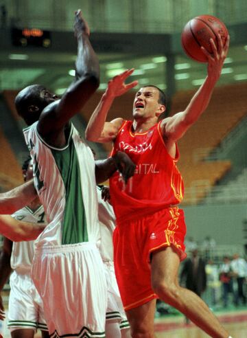Aunque Espa?a acab車 quinta en ese campeonato, Alberto Herreros entr車 en el quinteto ideal del Mundial junto a Karasev, Bodiroga, Fucka y Rebraca. ?l hab赤a sido el m芍ximo anotador del torneo con 17,9 tantos de media (su tope, 27 ante EE UU y Lituania). El