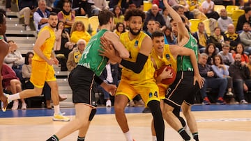 GRAFCAN783. LAS PALMAS DE GRAN CANARIA, 15/01/2025.- Los jugadores del Dreamland Gran CanariaGeorge Conditt IV (2i) y Carlos Alocén (2d) y el jugador de Joventut Badalona Ante Tomic (i) durante el partido de la jornada 15 de la Eurocopa que ambos equipos disputaron este miércoles en el Gran Canaria Arena, en Las Palmas de Gran Canaria. EFE/ Elvira Urquijo A.