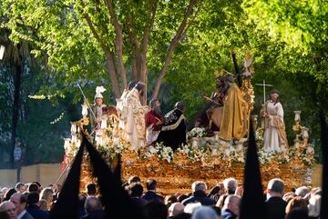 El paso del Sagrado Decreto de la Trinidad a su llegada al comienzo de la Carrera Oficial, en Sevilla, Andalucía (España).