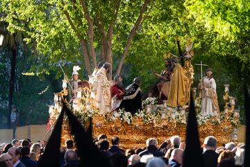 El paso del Sagrado Decreto de la Trinidad a su llegada al comienzo de la Carrera Oficial, en Sevilla, Andalucía (España). 