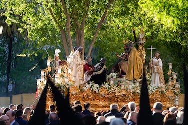 El paso del Sagrado Decreto de la Trinidad a su llegada al comienzo de la Carrera Oficial, en Sevilla, Andalucía (España). 