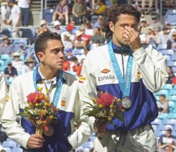 El jugador español José Mari llora en el podium, observado por su compañero Xavi (izda), tras recibir la medalla de plata como subcampeones de fútbol en el estadio olímpico de Sydney 2000.