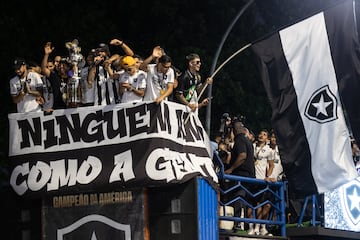 AME2475. RÍO DE JANEIRO (BRASIL), 01/12/2024.- Los jugadores y comité técnico de Botafogo partipan en un desfile para celebrar el triunfo de la Copa Conmebol Libertadores este domingo, en Río de Janeiro (Brasil). EFE/ André Coelho
