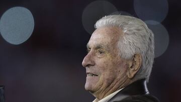 (FILES) In this file picture taken on March 27, 2015 Argentina's River Plate former goalkeeper Amadeo Carrizo holds the Euro-American Super Cup (Supercopa Euroamericana) trophy before the start of the match between River Plate and Spain's Sevilla, at the Monumental stadium in Buenos Aires. - Carrizo, who played for his national team, Argentina's River Plate and Colombia's Millonarios, died of a long illness on March 20, 2020 in Buenos Aires at 93. (Photo by Juan MABROMATA / AFP)