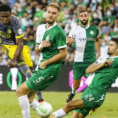 Luis Sinisterra debuta en fase de grupos con empate