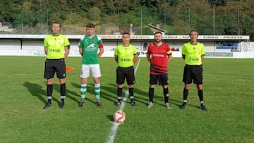 Bruno, capitán del CD Llanes, y Efrén, capitán del Luarca CF, posan junto al trío arbitral formado por Aurelio González Cueto, Alejandro Granda Barros y Álvaro Rañón Rodríguez, antes del encue