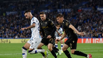 SAN SEBASTIÁN, 15/03/2024.- El centrocampista de la Real Sociedad Brais Méndez (i) controla el balón ante el centrocampista del Cádiz FC Rubén Alcaraz (d) durante el partido de LaLiga disputado este viernes entre ambos clubes en el estadio Reale Arena de San Sebastián. EFE/Juan Herrero