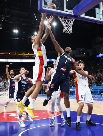 Willy Hernang¨®mez trata de anotar ante Guerschon Yabusele