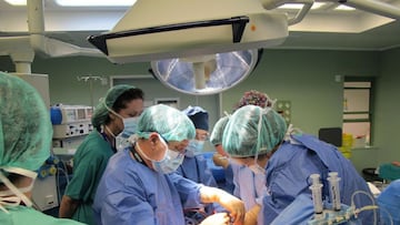 Un hombre recibe un corazón de un cerdo modificado genéticamente: "Crea pulso"